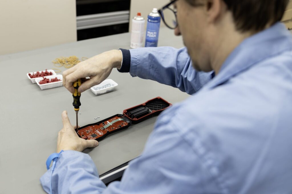 Medewerker elektro-assemblage monteert een HMI-bedieningspaneel in de ESD-veilige productiezone bij ClickTouch